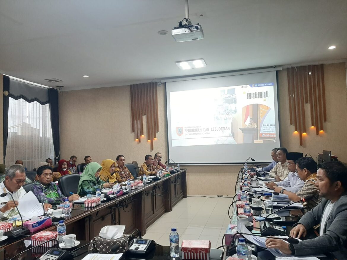Komisi IV DPRD Provinsi Kalsel saat menggelar rapat kerja bersama Dinas Pendidikan dan Kebudayaan Provinsi Kalsel.(foto : ist)