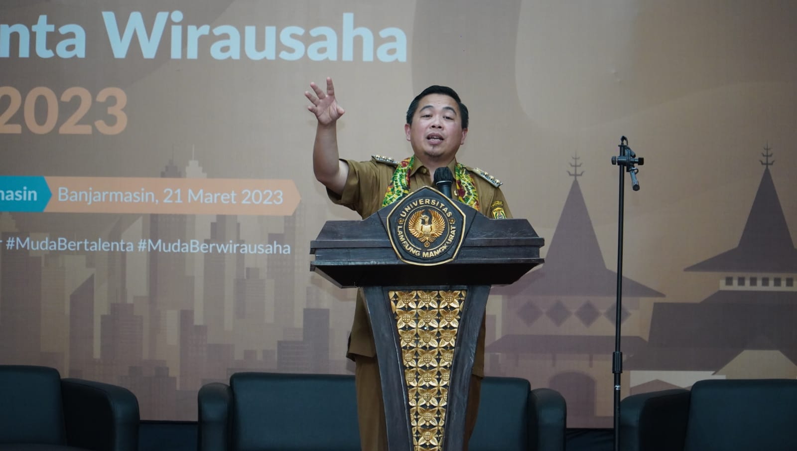 Wali Kota Banjarmasin Ibnu Sina saat menyampaikan sambutan di acara Roadshow Onboarding Talenta Wirausaha BSI (TWB) di Universitas Lambung Mangkurat Banjarmasin.(foto : ist)