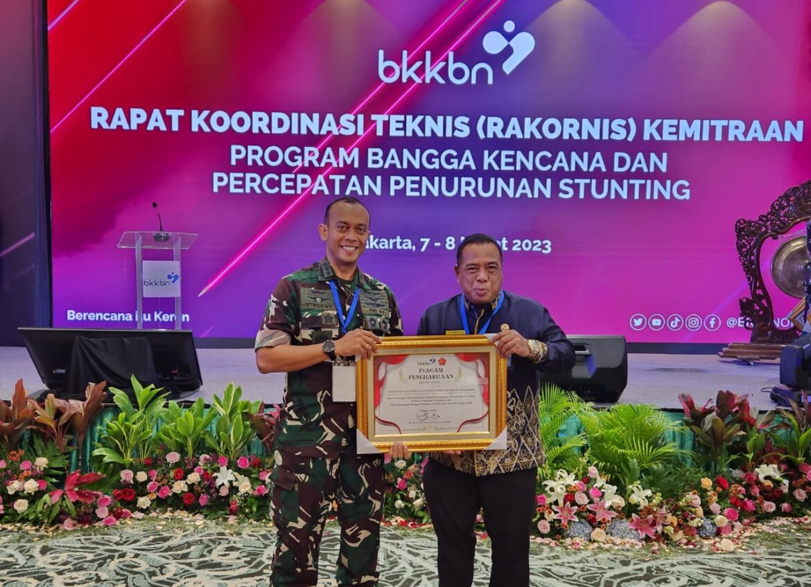 Penganugerahan penghargaan dari BKKBN kepada Danlanud Sjamsudin Noor, Kolonel Pnb Vincentius Endy HP MHan di Jakarta, Senin (7/3/2023).(foto : ist)