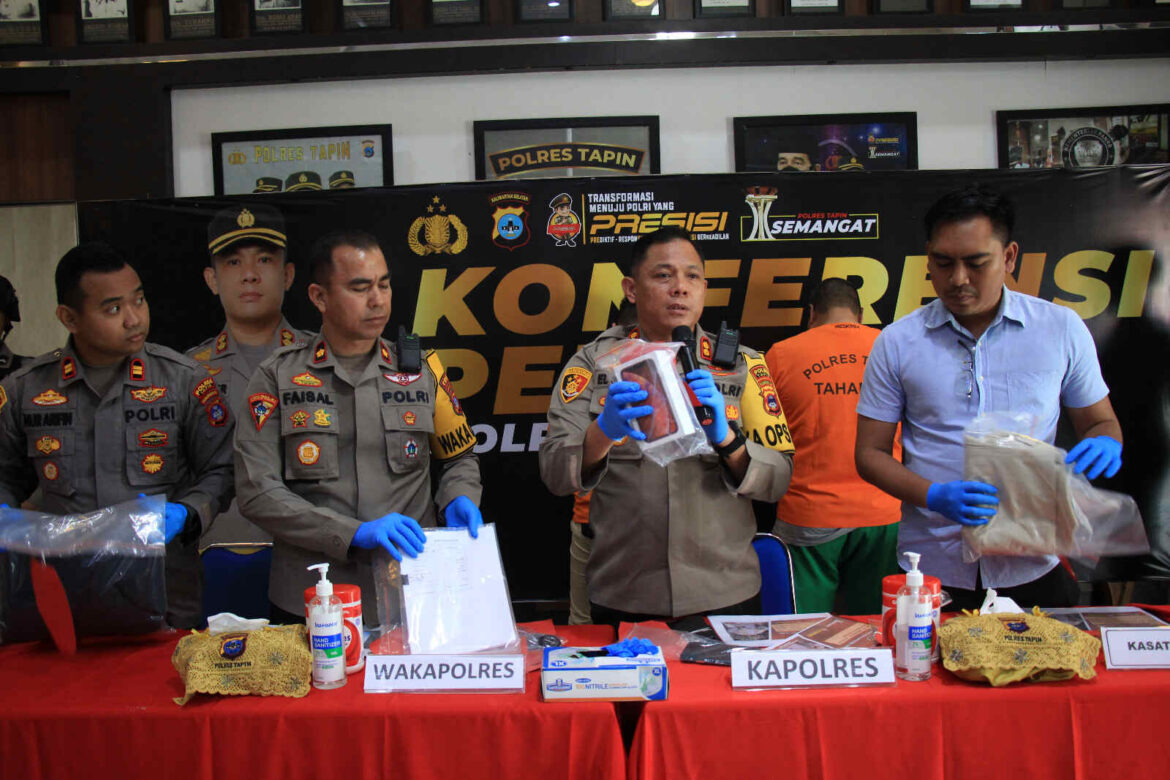Kapolres Tapin AKBP Ernesto Saiser memperlihatkan barang bukti dan pelakunya (Foto: Istimewa)
