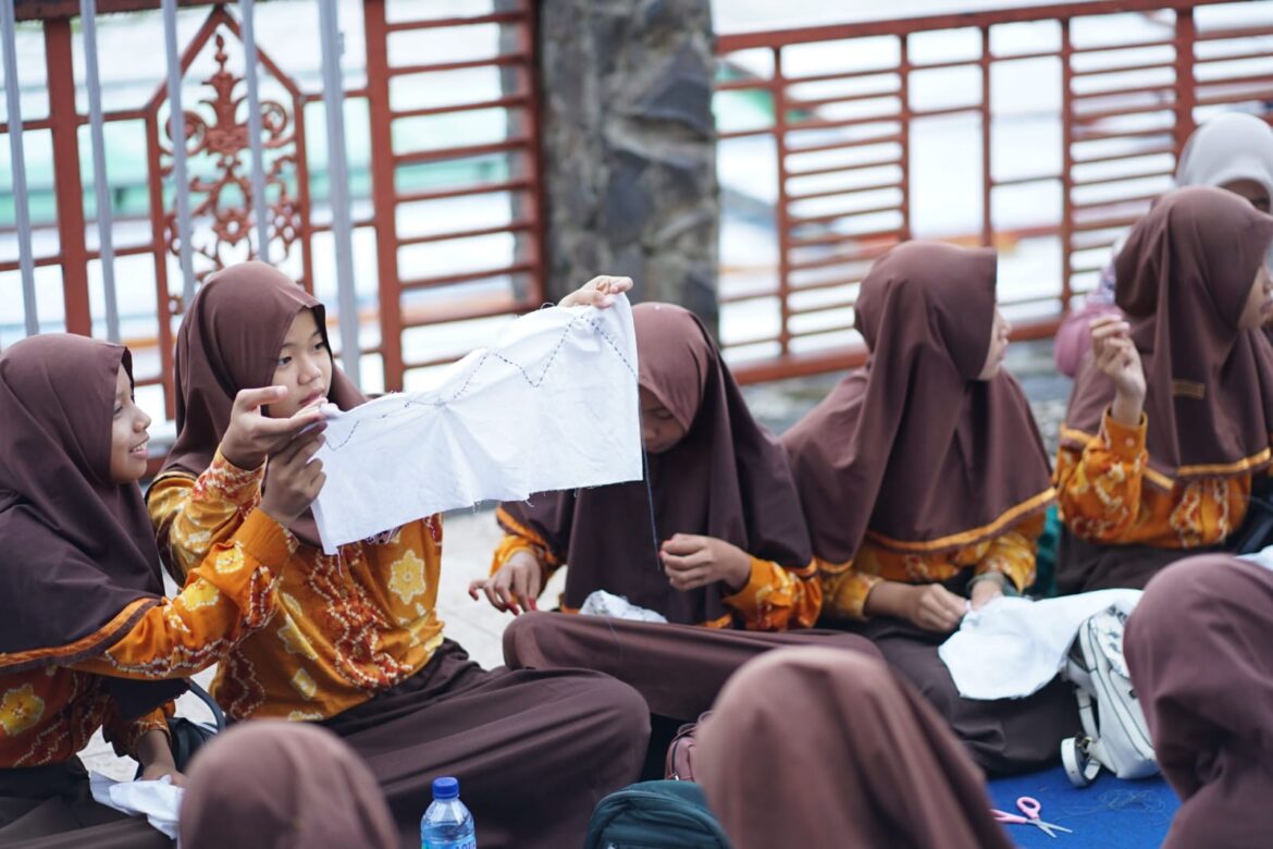 Menjelujur kain sasirangan dilakukan oleh siswi di Kota Banjarmasin.