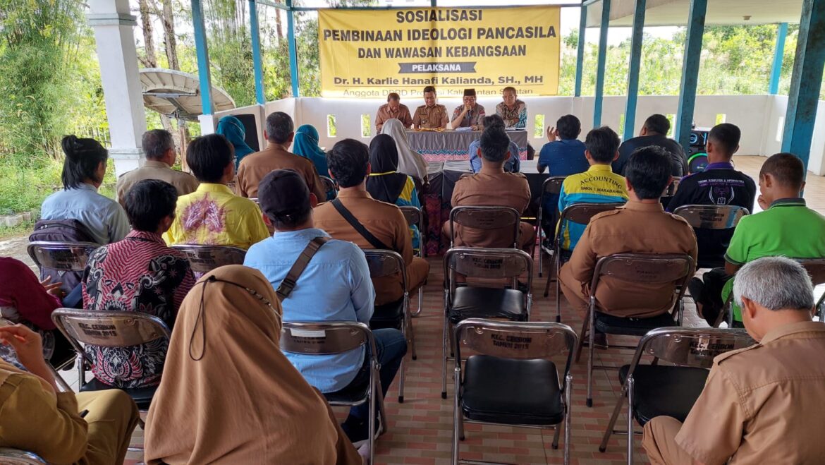 Masyarakat sangat antusias mengikuti kegiatan Sosialisasi Revitalisasi dan Aktualisasi Nilai-nilai Ideologi Pancasila yang dilaksanakan anggota DPRD Provinsi Kalsel DR H Karlie Hanafi Kalianda, SH, MH di Kecamatan Cerbon, Kabupaten Barito Kuala.(foto : ist)