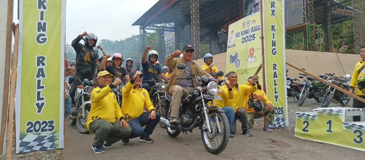Gubernur Kalsel H Sahbirin Noor bersama peserta Jambore RX King, Sabtu (11/3/2023) di Kiram Park, Kabupaten Banjar. (foto: Tolah/brt)