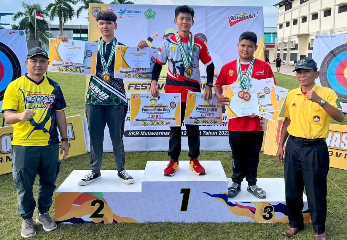 Atlet Banjarmasin, Fattan Nindya Giffari, saat mendapat pengalungan medali pada Festival Panahan Paman Birin Cup 2023. (foto: Tolah/brt)