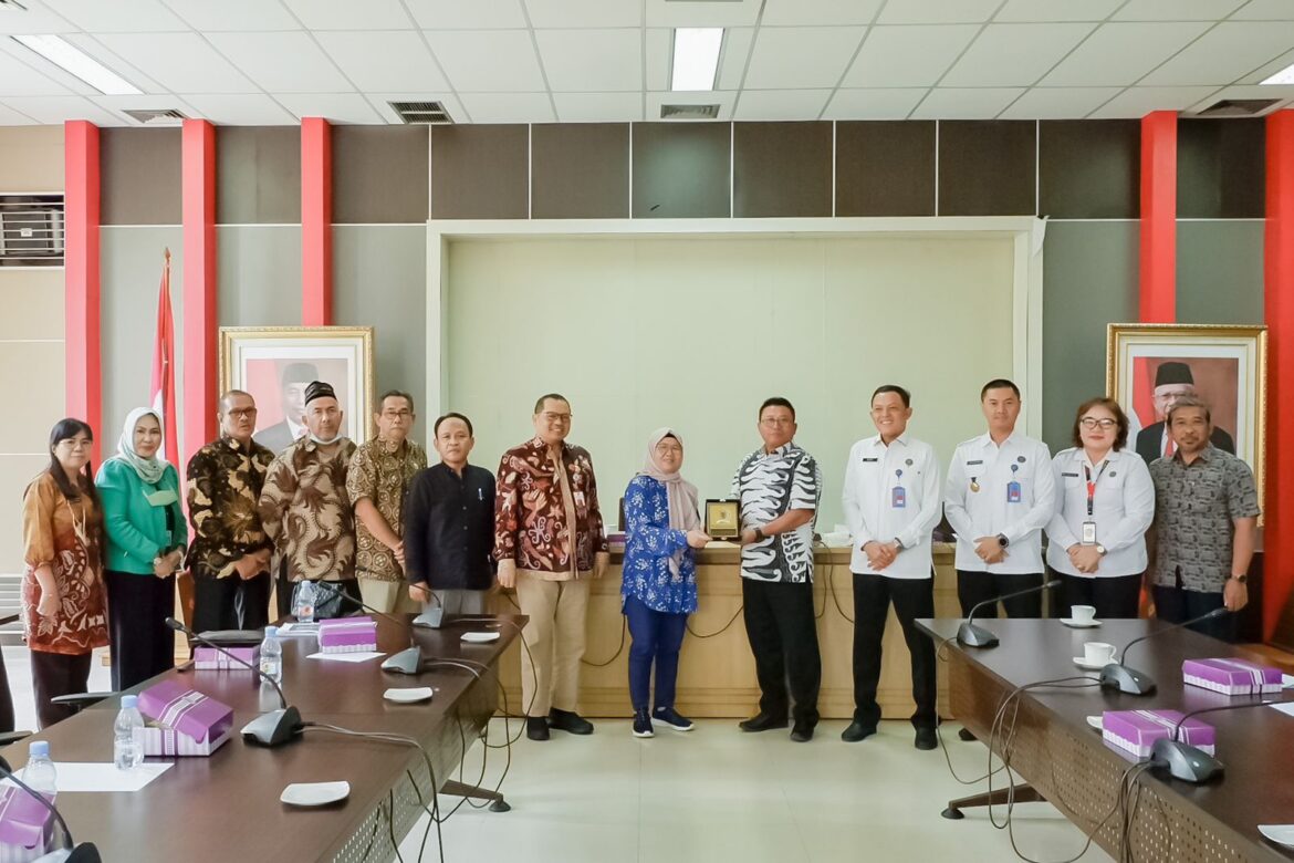 Rombongan Pansus II DPRD Provinsi Kalsel melaksanakan kegiatan kaji tiru ke DPRD Provinsi Kaltim yang diakhiri dengan penyerahan plakat.(foto : humasdprdkalsel)