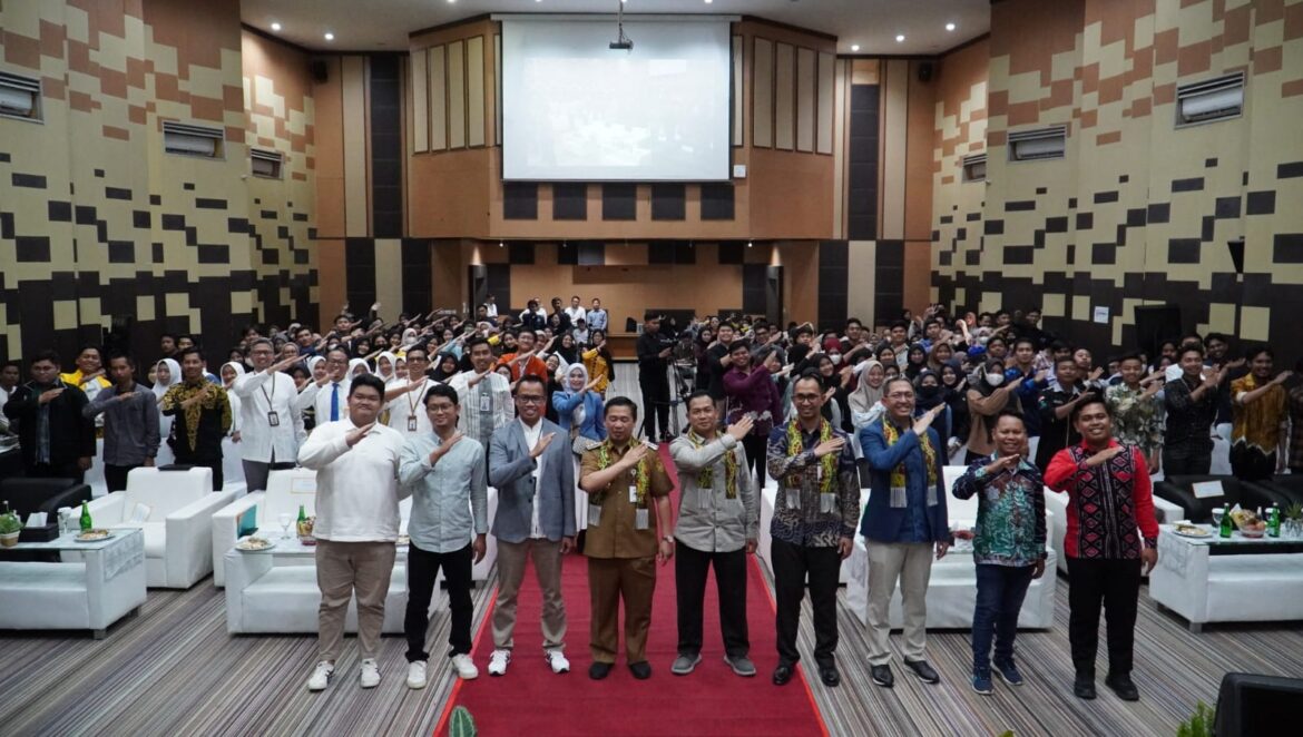 Wali Kota Banjarmasin Ibnu Sina foto bersama petinggi BSI dan wirausaha muda di acara Roadshow Onboarding Talenta Wirausaha BSI (TWB) di Universitas Lambung Mangkurat Banjarmasin.(foto : ist)