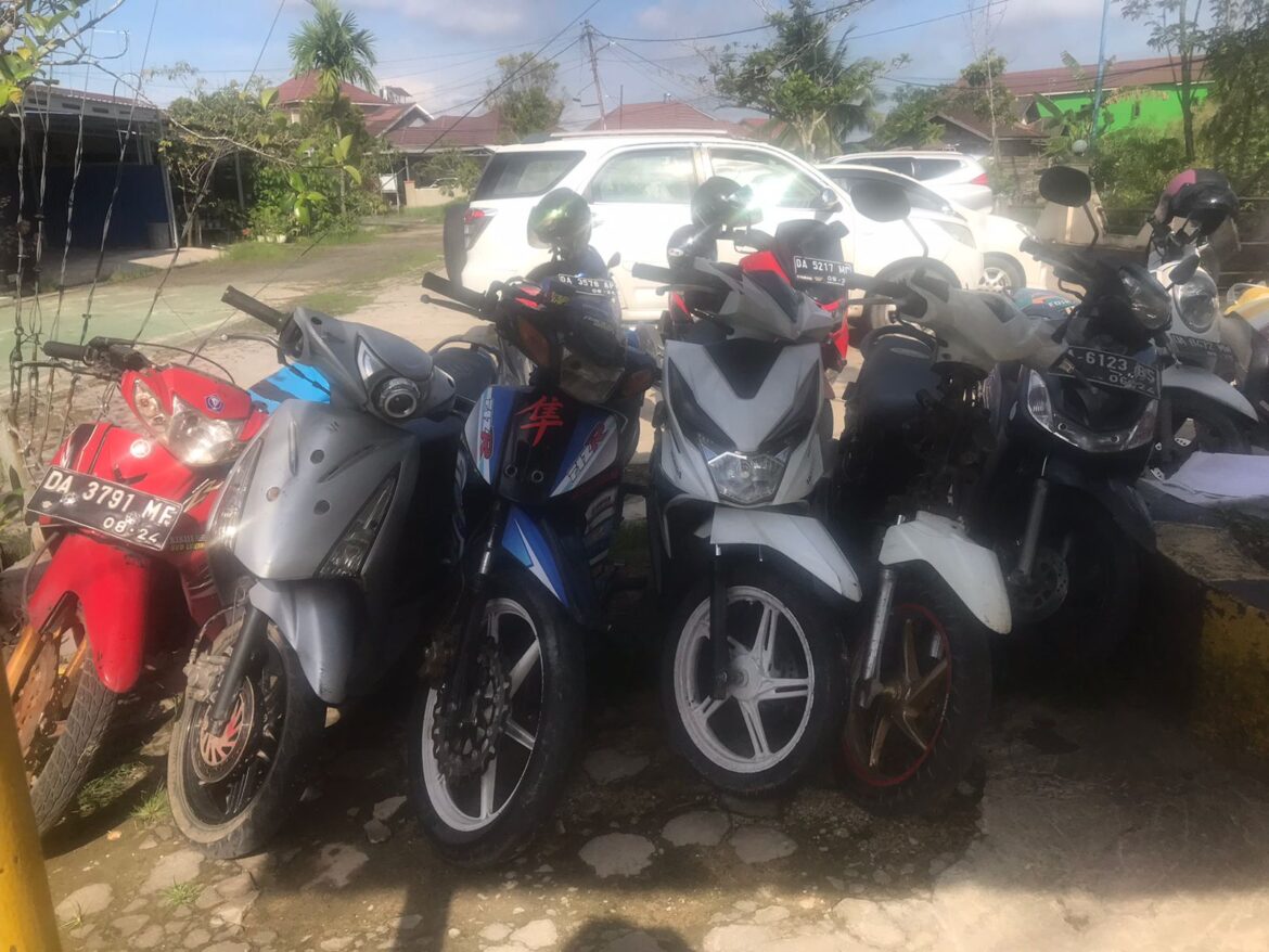 BALAP LIAR-Inilah enam motor milik pelaku balap liar yang beraksi di Jalan HKSN yang digaruk Polsek Banjarmasin Utara, Jumat (24/3/2023) Subuh. (foto:ist)