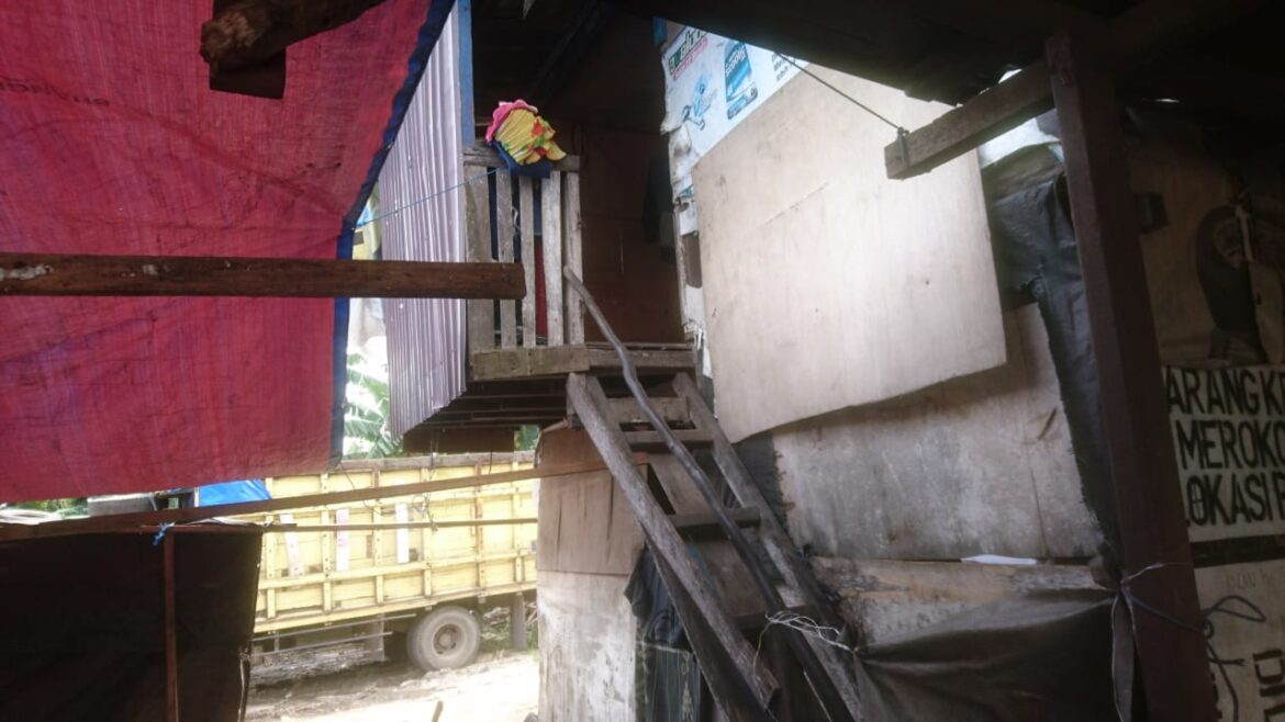 RUMAH KORBAN-Di rumah gubuk bertingkat inilah, korban ditemukan tewas gantung diri di Jalan Pelambuan atau Ir PM Noor seberang Gang 1007, sekitar 500 meter dari Polsek Banjarmasin Barat, Senin (6/3/2023) malam. (foto:sum/brt)