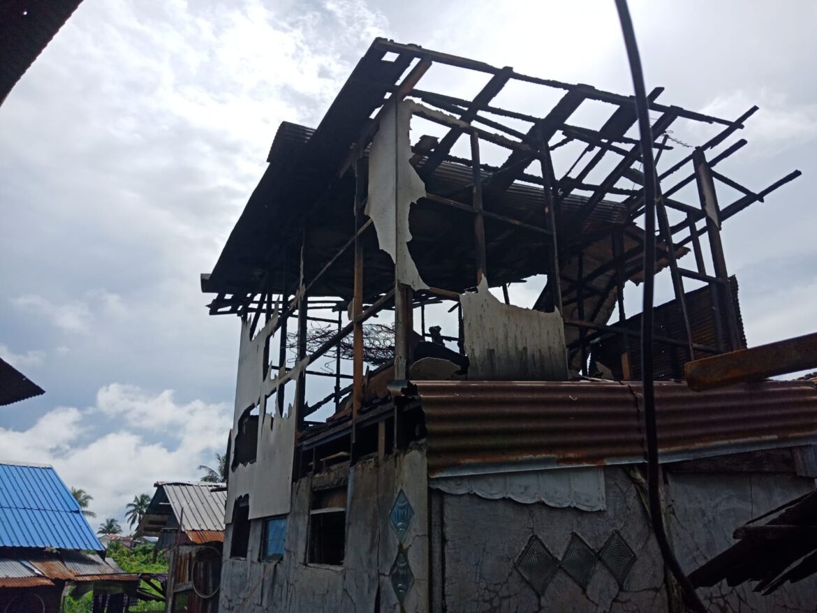 PASCA TERBAKAR-Beginilah kondisi lantai dua atap dapur rumah milik Mulia (37), di Alalak Selatan Gang Intan RT 11 RW 01 Kelurahan Alalak Selatan Kecamatan Banjarmasin Utara, Senin (27/3/2023) pagi. (foto:ist)