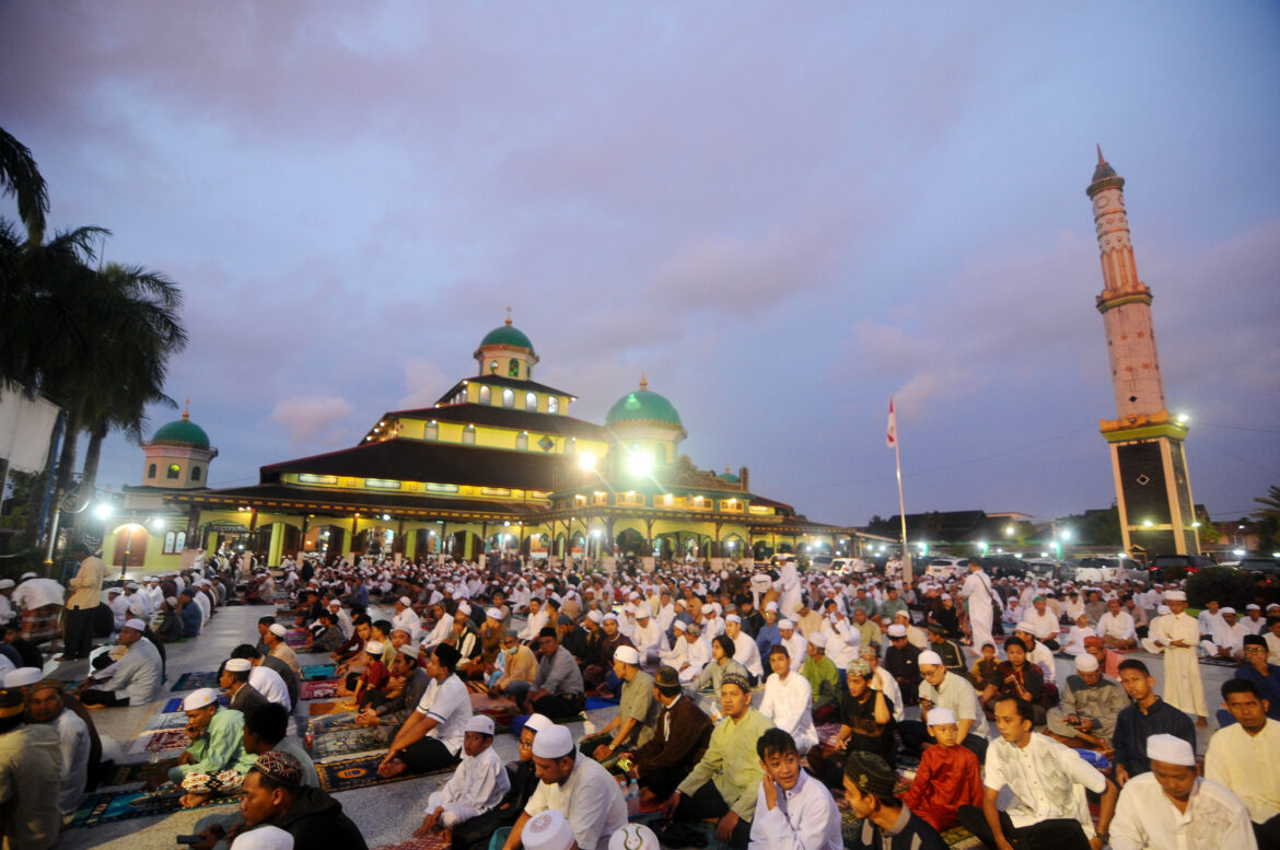 Ribuan warga Banjarmasin mengikuti ibadah Nisfu Sya'ban, di Masjid Jami, Kelurahan Sungai Jingah, Kecamatan Banjarmasin Utara, Kota Banjarmasin (foto : iman satria)