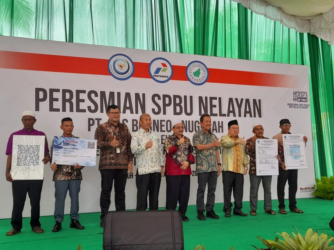 Menteri Kelautan dan Perikanan RI Sakti Wahyu Trenggono dan Anggota DPR RI H Syaifullah Tamliha menyerahkan secara simbolis Kartu KUSUKA (foto:istimewa)
