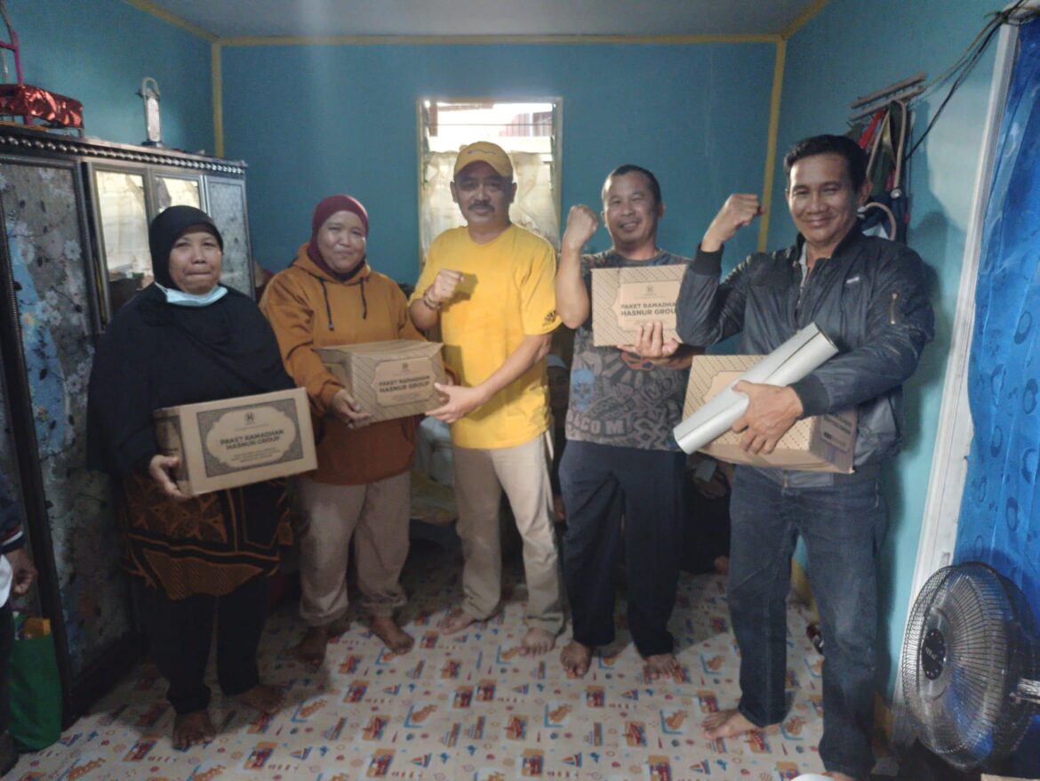 Caleg 2024 pemilihan Banjarmasin Timur AKBP (Purn) HM Uskiansyah SE MM saat menyerahkan paket sembako secara simbolis kepada beberapa ketua Rt di Kelurahan Sungai Bilu.