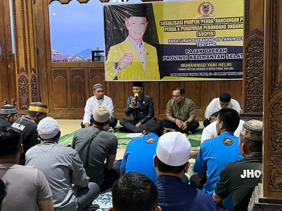 Wakil Ketua Komisi II DPRD Provinsi Kalsel Muhammad Yani Helmi saat melaksanakan kegiatan Sosialisasi Perda Kalsel Nomor 05 Tahun 2011 tentang Pajak Daerah di Kalsel.(foto : ist)