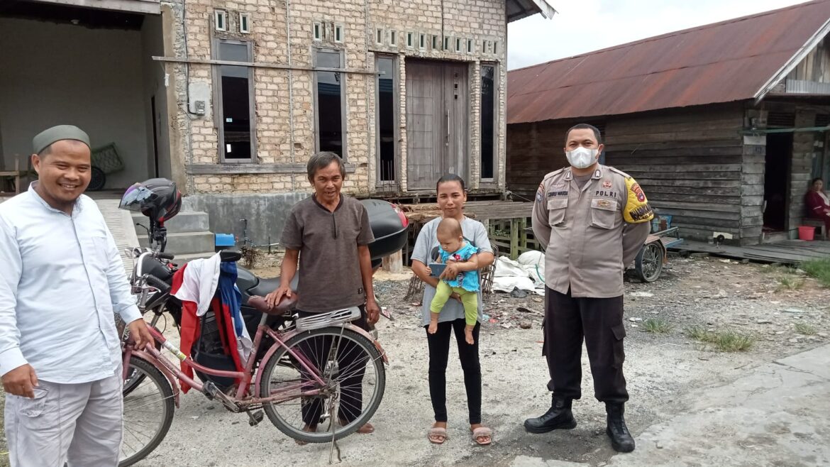 TEMUKAN SEPEDA-Bripka Suhro Wardi bersama Ketua RT 22 Kelayan Dalam saat menyerahkan sepeda yang sempat dicuri oleh terlapor, namun berkakhir damai atau restoratif justice (RJ), Senin. (13/3/2023) sore.(foto:ist)