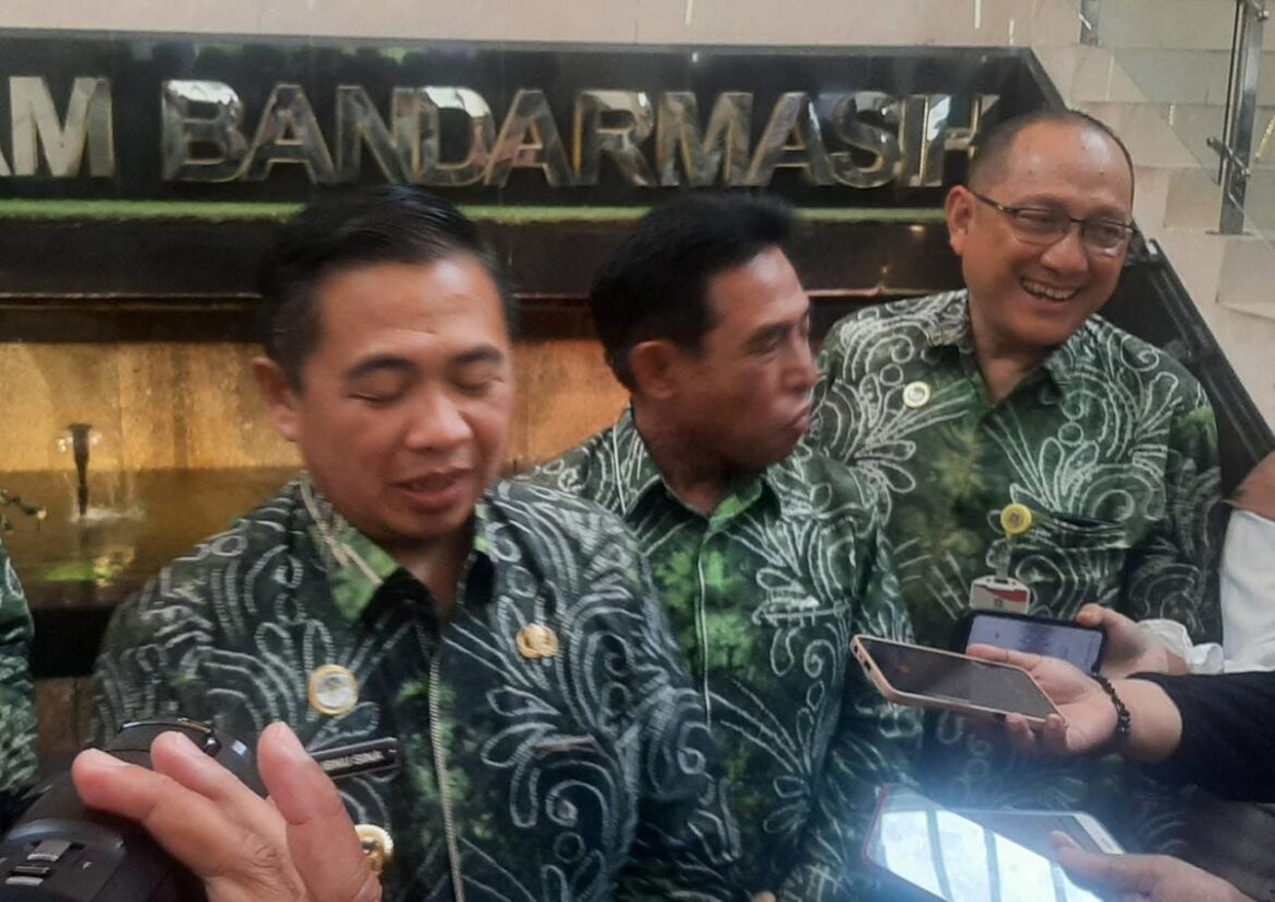 Wali Kota Banjarmasin, Ibnu Sina dan Wakilnya Arifin Noor didampingi Dirut PAM Bandarmasih, Ir Yudha Akhmadi.