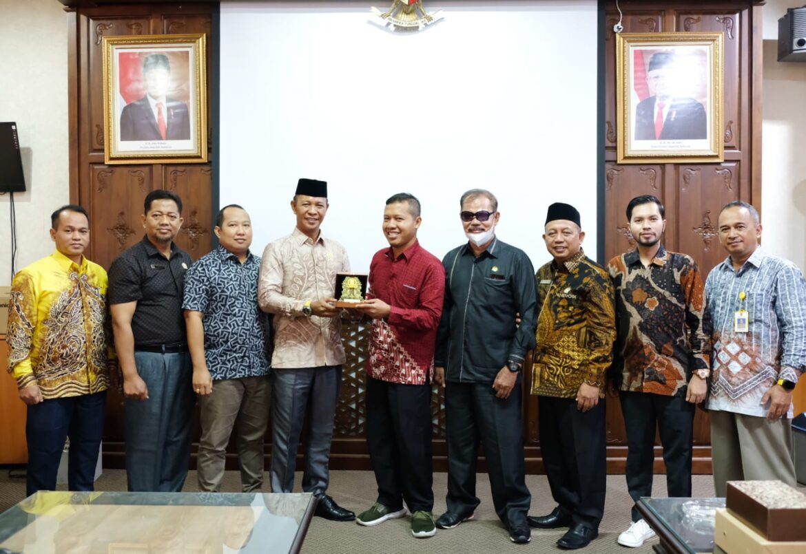 Rombongan Pansus IV DPRD Provinsi Kalsel usai kaji banding ke DPRD Provinsi Jatim ditandai dengan penyerahan plakat.(foto : humasdprdkalsel)
