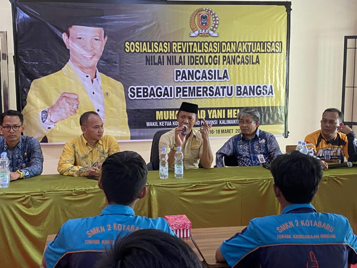 Wakil Ketua Komisi II DPRD Provinsi Kalsel Muhammad Yani Helmi melaksanakan kegiatan Sosialisasi Revitalisasi dan Aktualisasi Nilai-nilai Ideologi Pancasila di SMK Negeri 2 Kotabaru.(foto : ist)