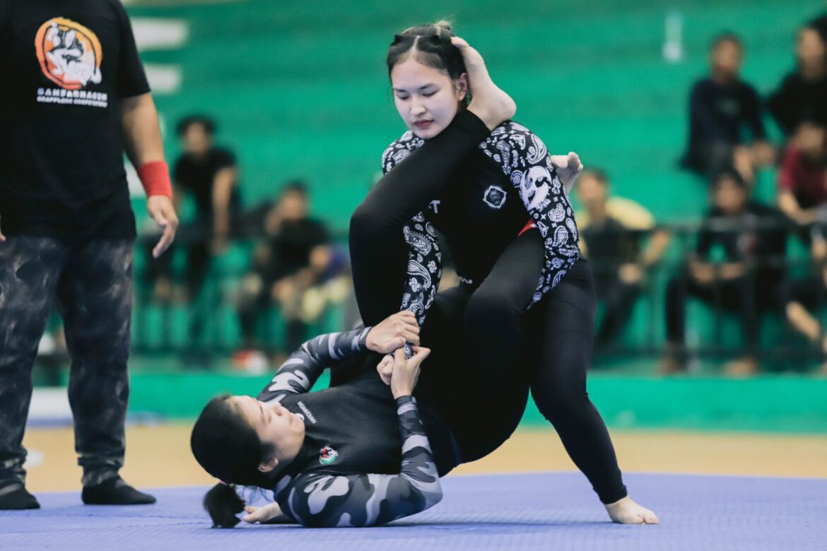 Atlet putri tengah mengikuti pertandingan grappling match di GOR Hasanuddin Banjarmasin.(foto : ist)