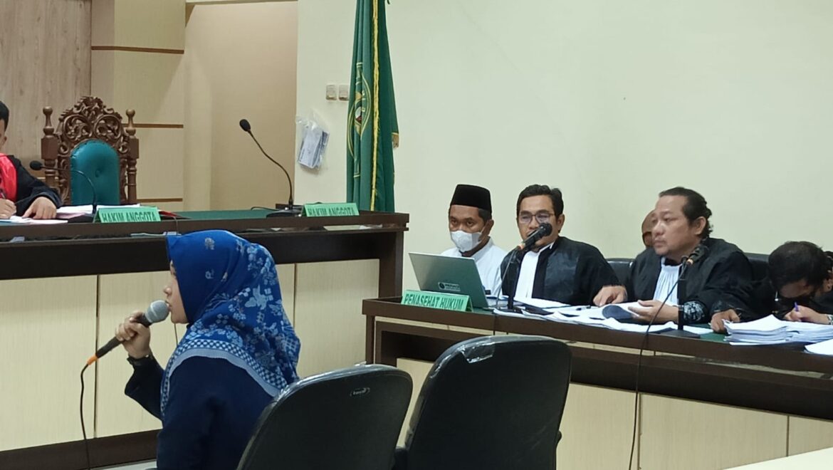 Deska Kabag Akademik di Universitas Nahdatul Ulama Gambut saat memberikan kesaksiannya.
