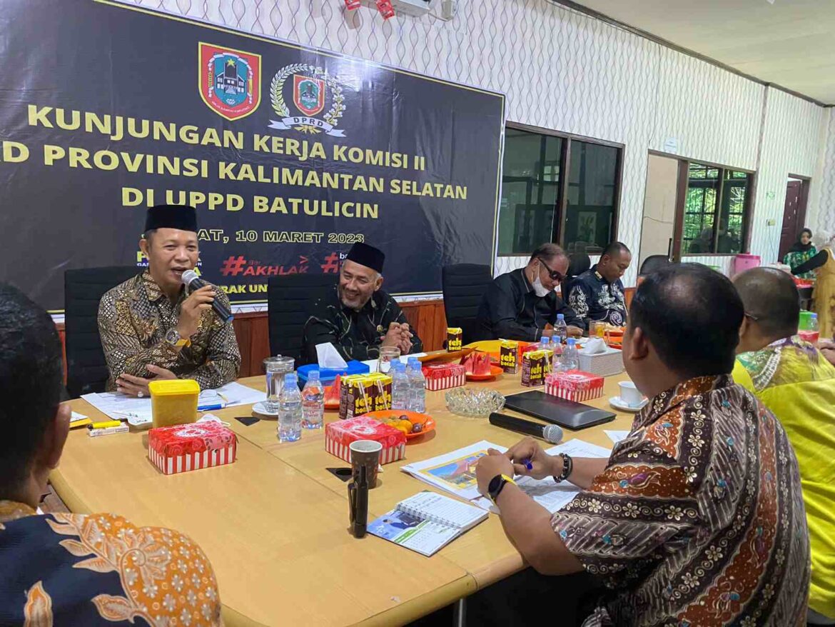 Wakil Ketua Komisi II DPRD Provinsi Kalsel Muhammad Yani Helmi pimpin kunjungan kerja ke UPPD Samsat Batulicin Kabupaten Tanbu.(foto : ist)