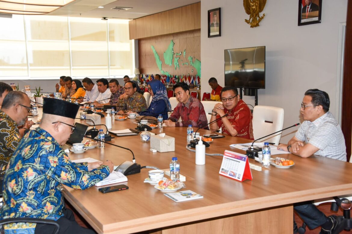 Rombongan Pansus III DPRD Provinsi Kalsel saat kunjungan kerja ke Perpustakaan Nasional RI di Jakarta untuk konsultasi Raperda tentang Perpustakaan dan Pembudayaan Literasi.(foto : humasdprdkalsel)