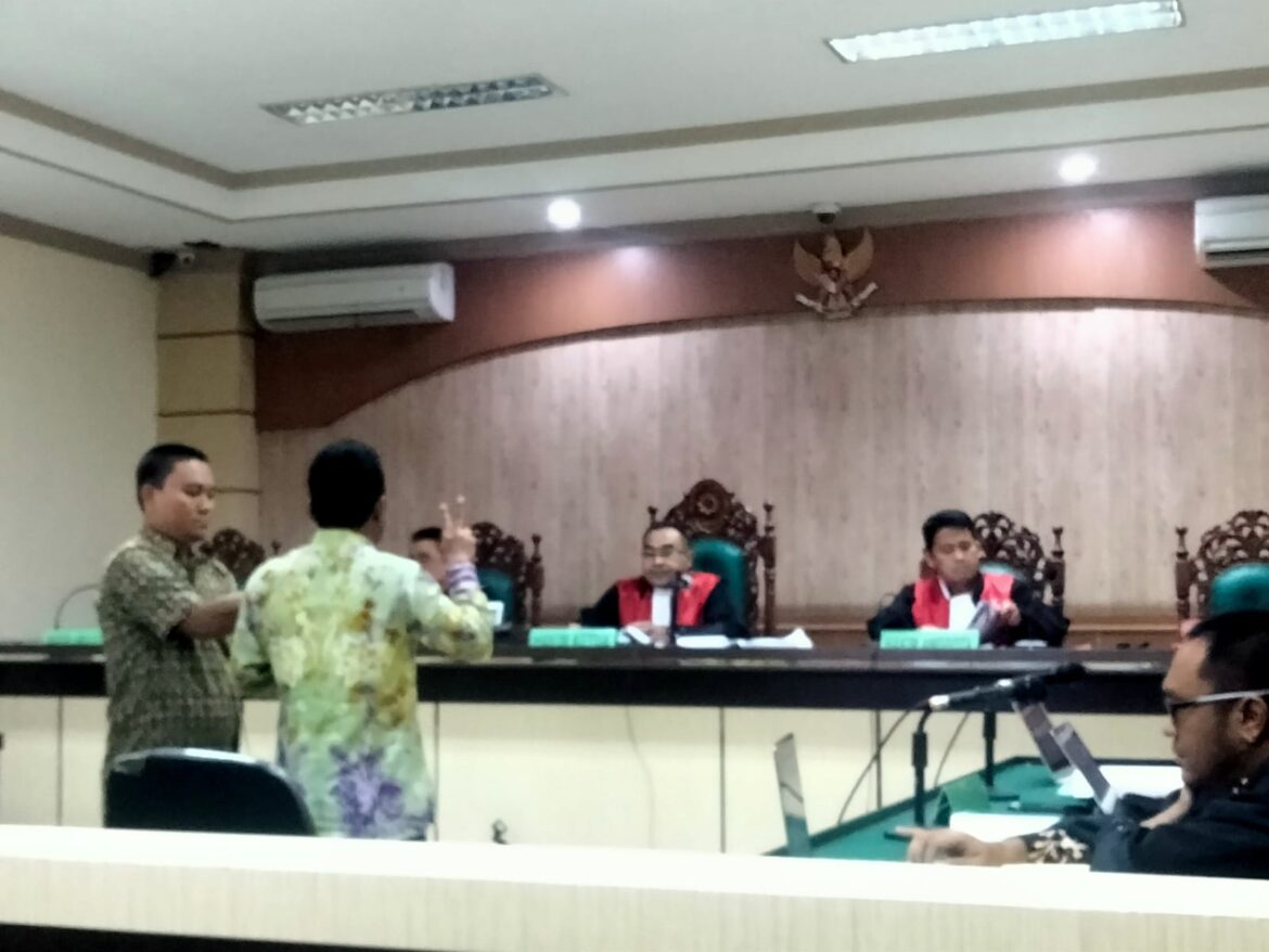 Saksi ahli dari BPKP Propinsi Kalsel Lamhot Hasidungan Silatonga saat diambil sumpah sebelum memberikan pendapatnya.
