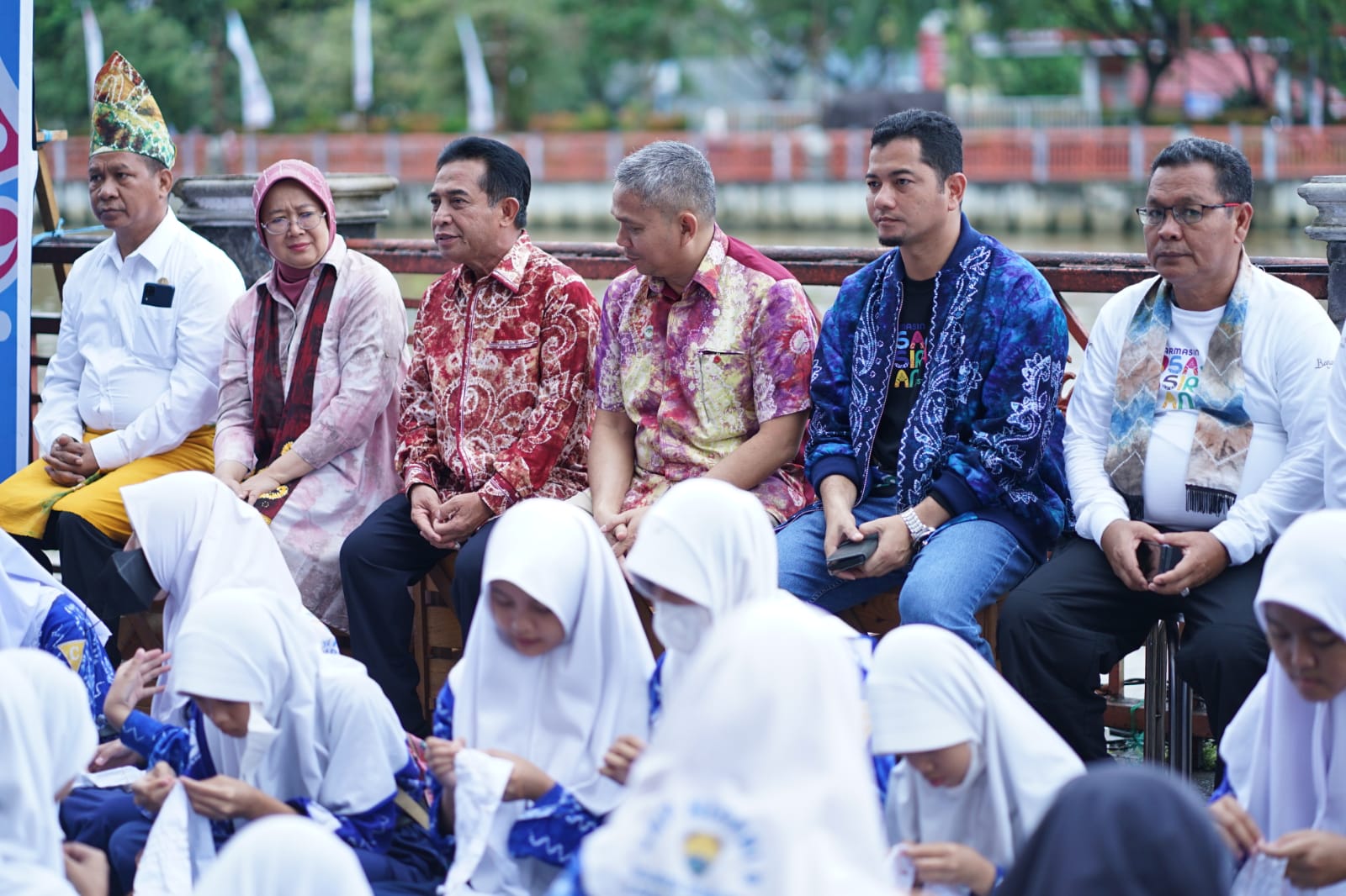 Wakil Walikota Banjarmasin, Arifin Noor bersama Kepala SKPD Pemko Banjarmasin menyaksikan proses pejelujuran kain sasirangan.