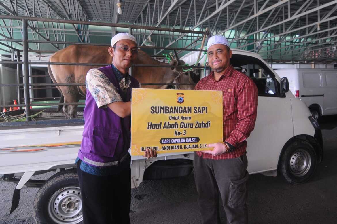Sumbangan 2 ekor sapi diserahkan Polda Kalsel, melalui PS Kasubdit Intelkam Kompol Chairuddin Hakim ke panitia haul (Foto: Iman Satria)