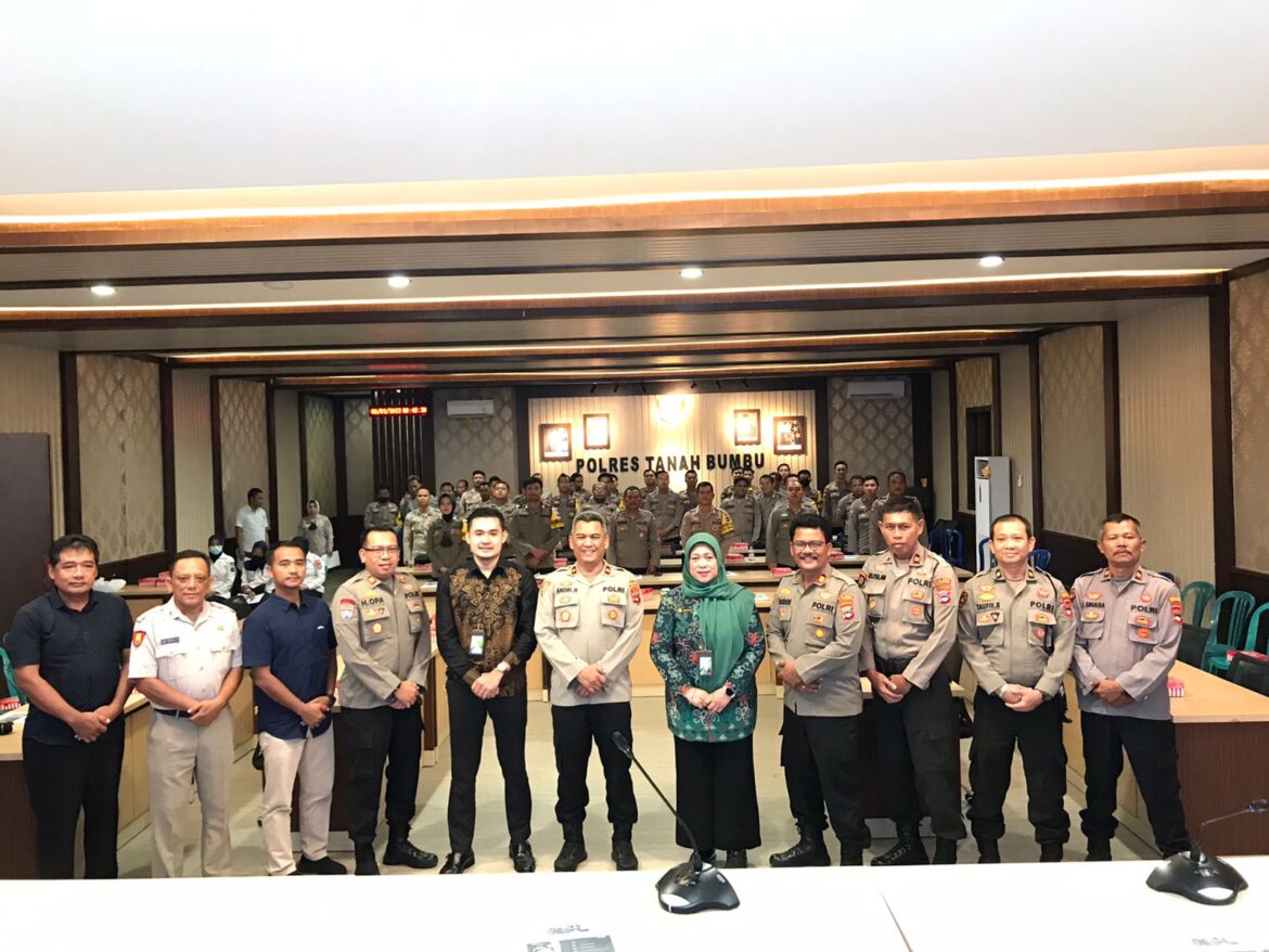 Kepala Kantor BPJS Ketenagakerjaan Cabang Batulicin, Murniati dan para Bhabinkamtibmas Polres Tanbu foto bersama usai Sosialisasi Manfaat BPJamsostek, Kamis (9/3/2023).(foto : ist)