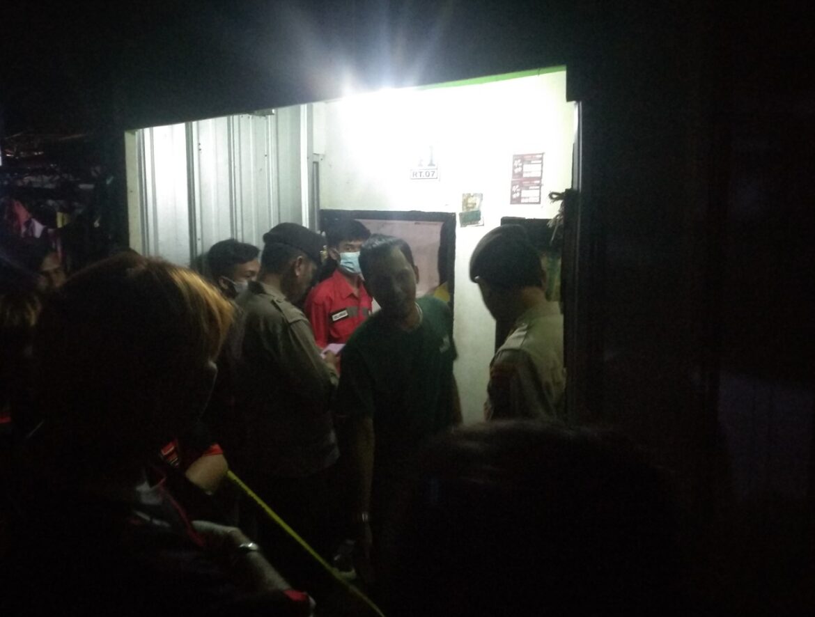 GANTUNG DIRI-Di rumah inilah korban gantung diri bernama Nurul warga Gang 1 Ramadhan Jalan Sungai Baru Kelurahan Sungai Baru Kecamatan Banjarmasin Tengah, Kamis (2/3/2023) malam. (foto:ist)