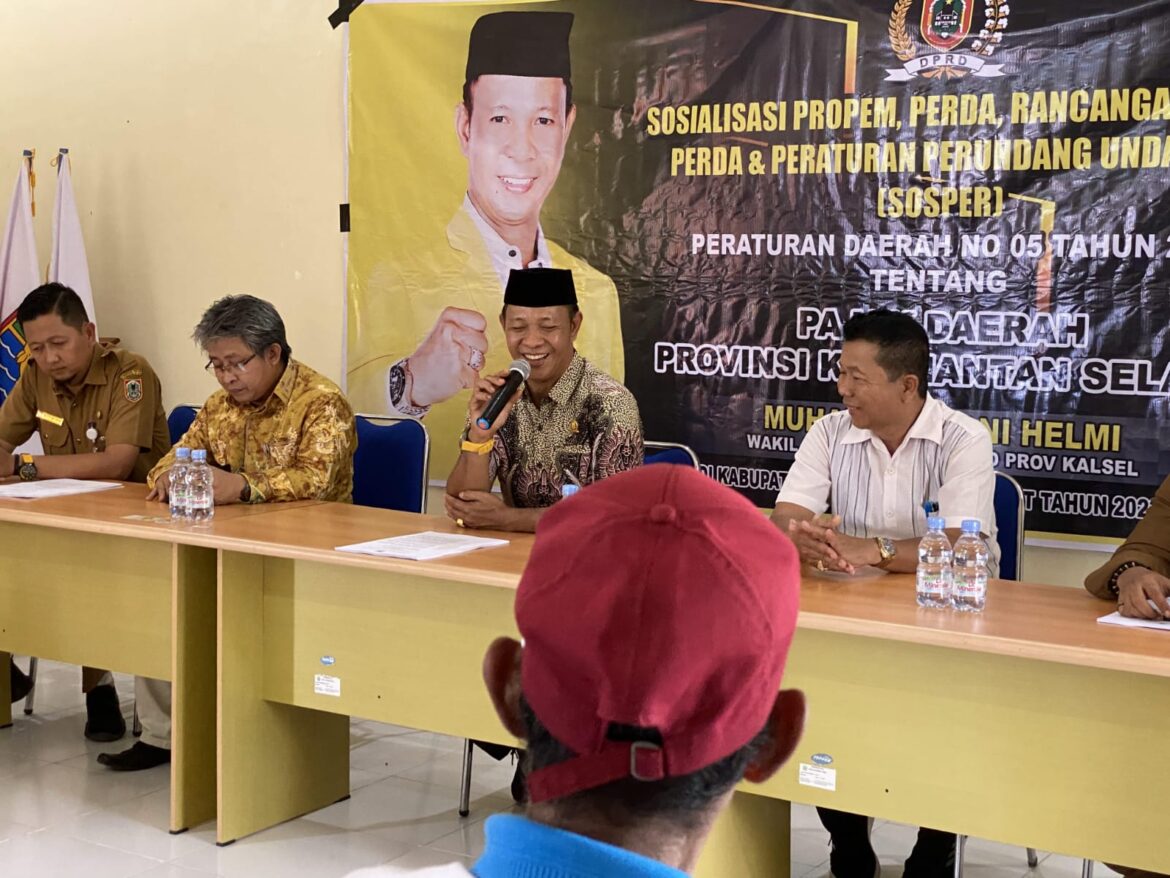 Wakil Ketua Komisi II DPRD Provinsi Kalsel Muhammad Yani Helmi saat melaksanakan kegiatan Sosialisasi Perundang-Undangan Perda Nomor 05 Tahun 2011 tentang Pajak Daerah Provinsi Kalsel di Kabupaten Kotabaru.(foto : ist)