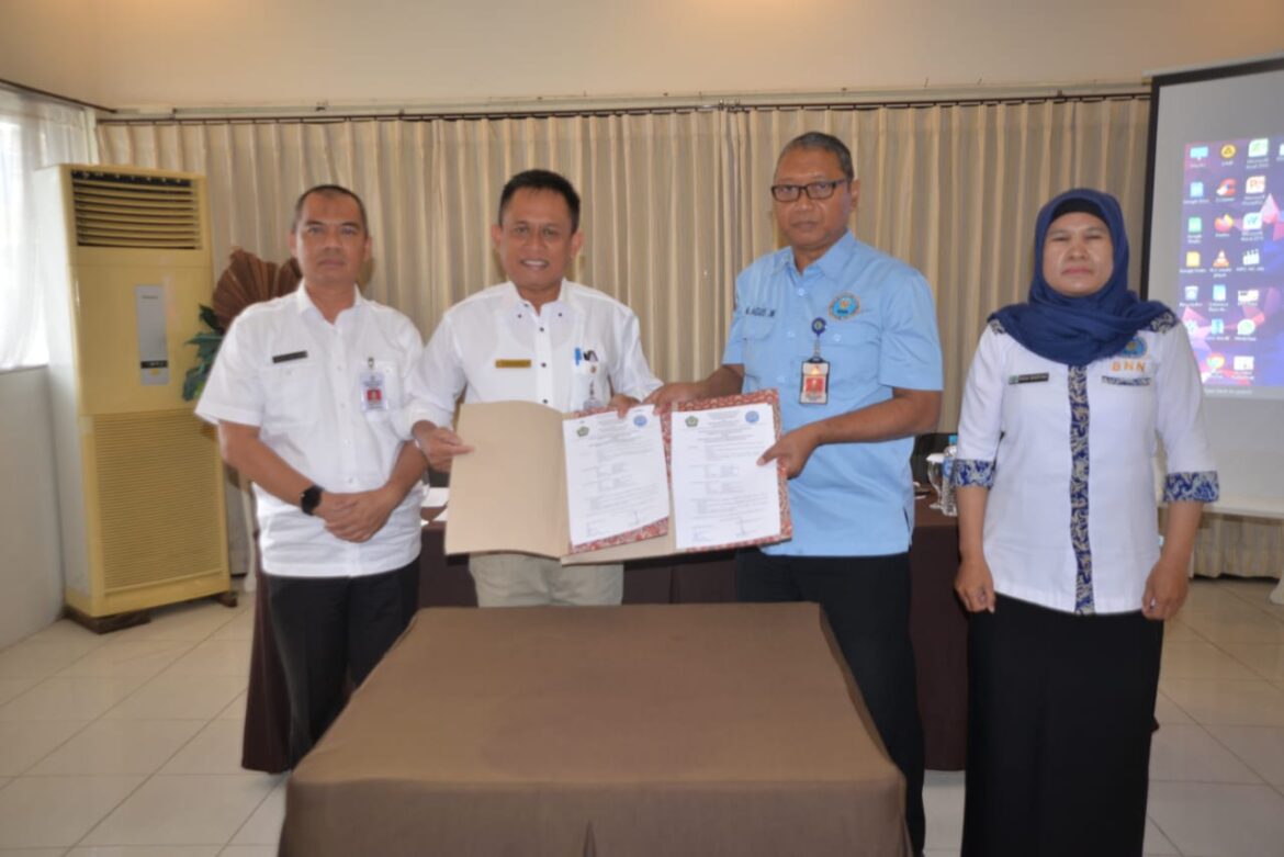 Penandatanganan Kerjasama antara BNNK Batola dengan SMKN 2 Marabahan terkait Pelaksanaan P4GN di Lingkungan Sekolah (foto:diskominfo)