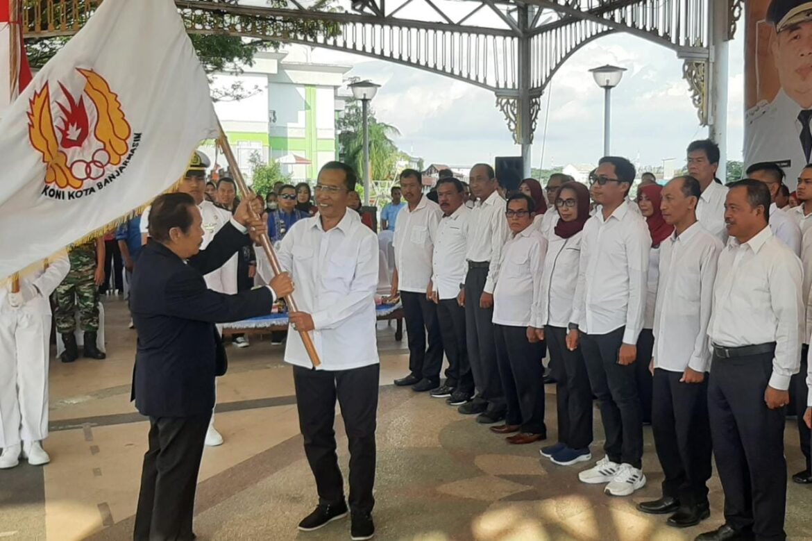 Penyerahan pataka KONI Kota Banjarmasin kepada ketua baru yang terpilih, Hermansyah.