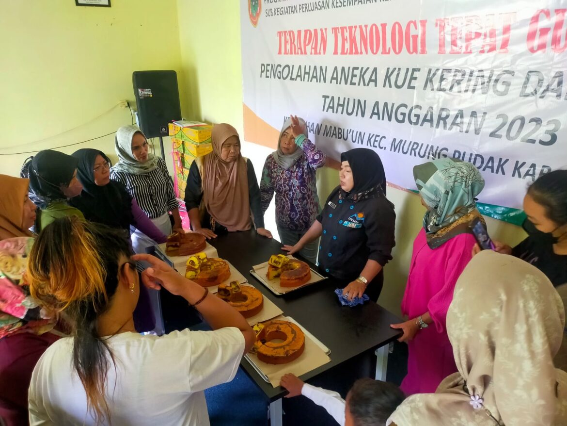 Disnakertrans Kalsel menggelar Pelatihan TTG Tataboga Pengolahan Kue Basah dan Kue Kering bagi ibu-ibu di Kabupaten Tabalong.(foto : ist)