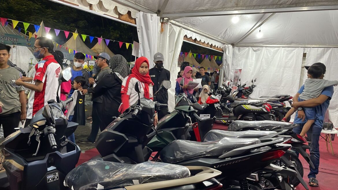 Ramai pengunjung pameran di Lapangan Kamboja Banjarmasin menyerbu stand, untuk pemesanan matic