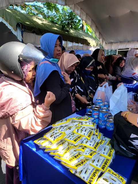 Ibu-ibu antre untuk membeli beragam kebutuhan pokok di Pasar Murah KADIN dan IWAPI Provinsi Kalsel di Kota Banjarbaru