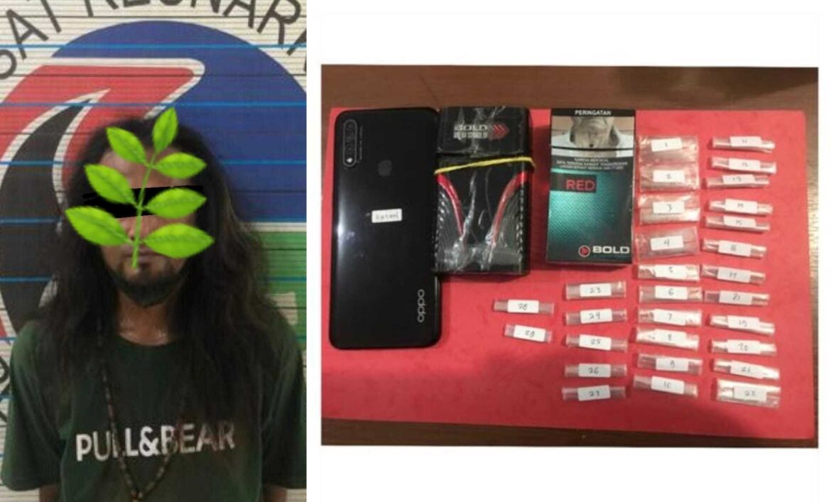 PEMILIK SABU-MH pria ini nekat membawa puluhan paket Sabu-sabu hingga dibekuk anggota Sat Narkoba Polresta Banjarmasin, Senin (20/3/2023) petang.(foto:ist)
