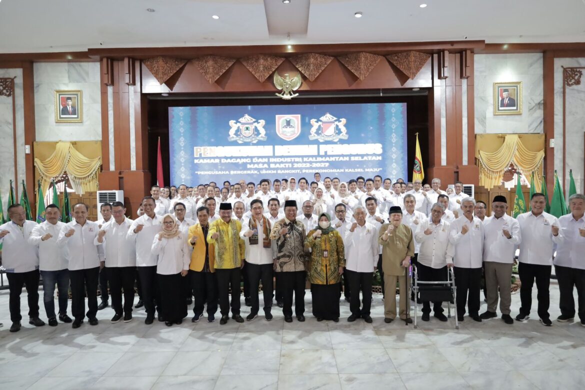 Ketua Umum Kadin Indonesia M Arsjad Rasjid PM bersama Gubernur Kalsel H Sahbirin Noor didampingi Ketua Umum Kadin Kalsel Hj Shinta Laksmi Dewi, dan lainnya.