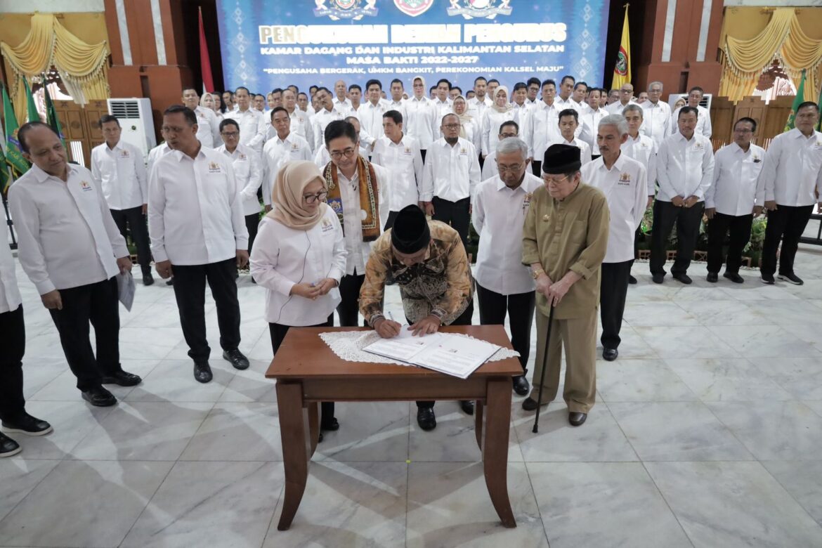 MoU Kadin-Pemprov Kalsel ditandatangani Gubenur Kalsel H Sahbirin Noor dan Ketua Umum Kadin Indonesia M Arsjad Rasjid bersama Ketum Kadin Kalsel Hj Shinta Laksmi Dewi