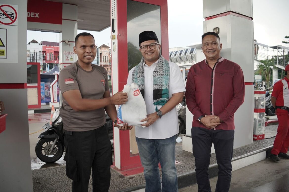 Executive General Manager Regional Kalimantan, M Taufiq Setyawan beserta tim manajemen berbagi takjil (foto:istimewa)