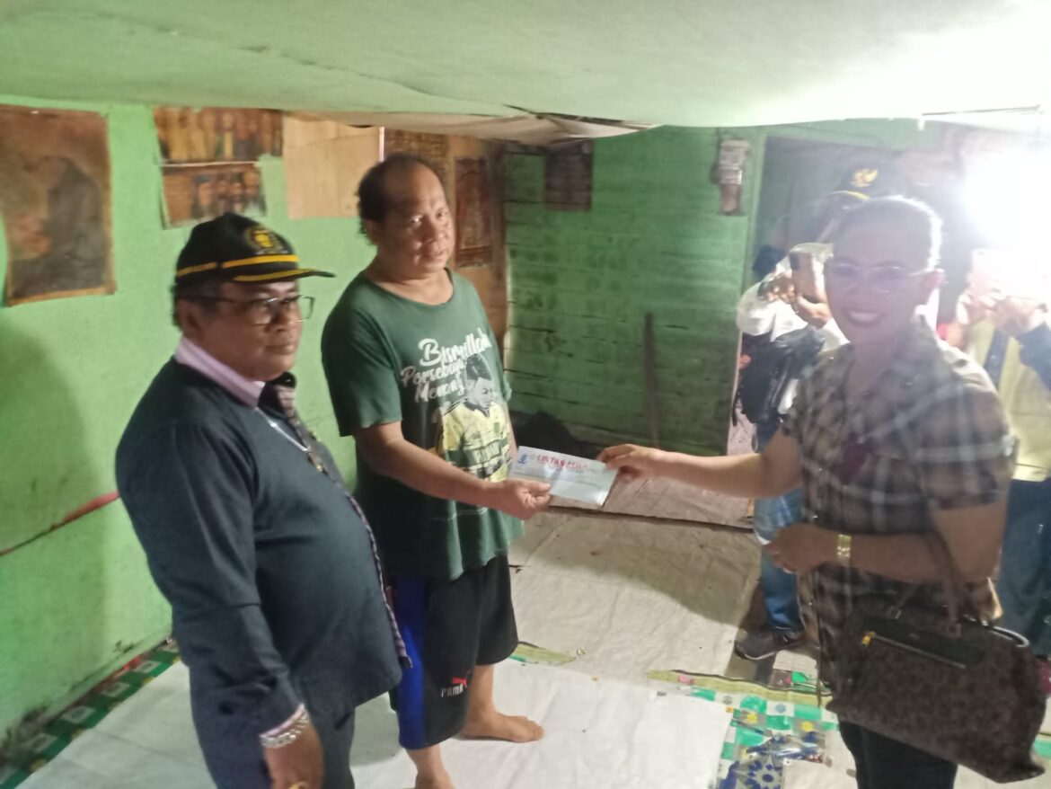 Ketua Komisi IV DPRD Kota Banjarmasin Saut Nathan Samosir dan istier menyerahkan bantuan untuk Akwan