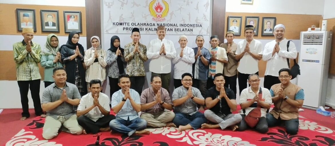 Ketua KONI Kalsel, H Bambang Heri Purnama, saat menggelar buka puasa bersama, Selasa (18/4/2023) di Sekretariat KONI Kalsel, Banjarmasin. (foto: Tolah/brt)