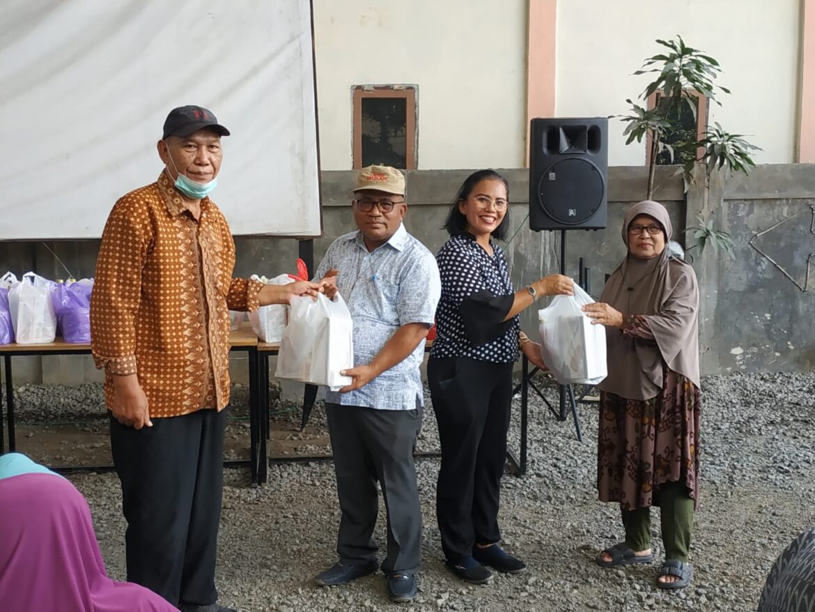 Owner Lintas Jawa Group Saut Nathan Samosir berbagai paket lebaran (foto:ist)