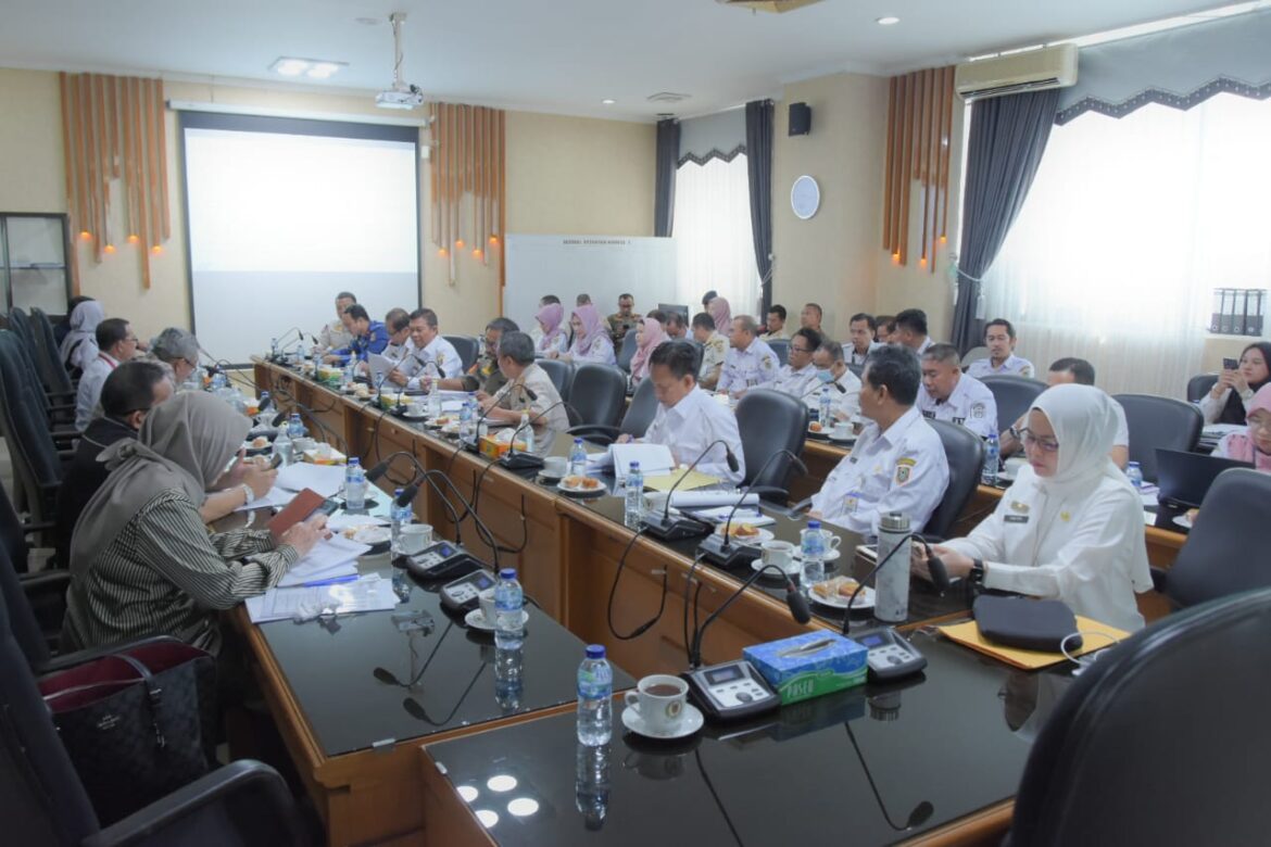 Pansus I DPRD Kalsel menggelar rapat dengar pendapat bersama para mitra kerjanya.(foto : humasdprdkalsel)