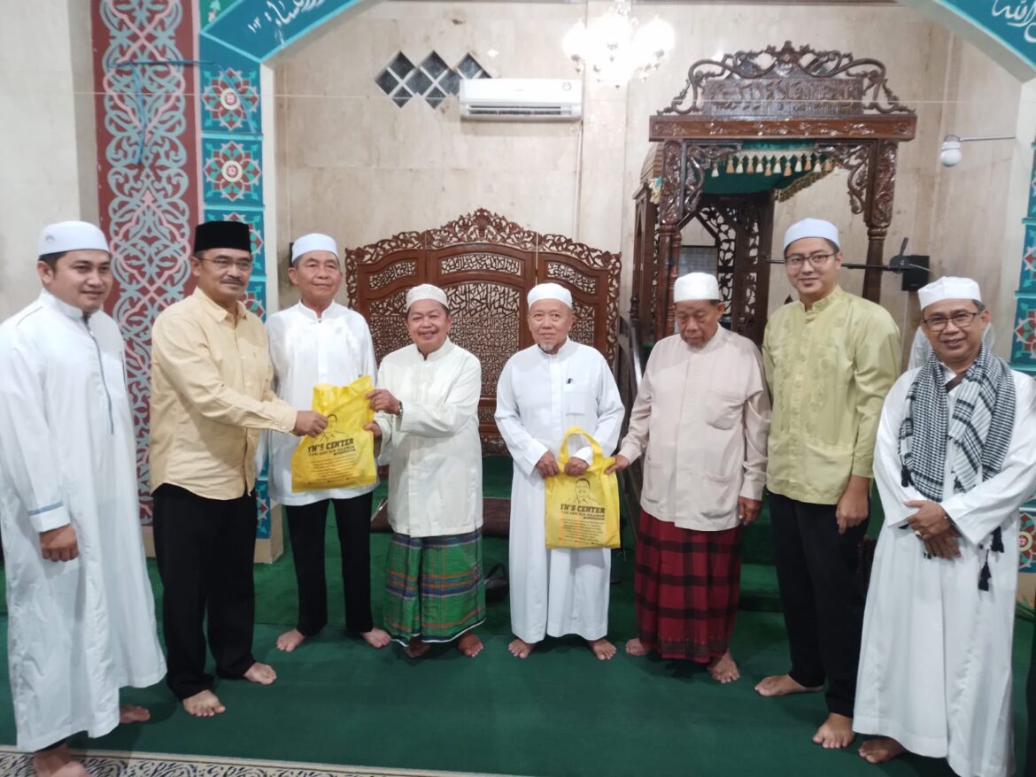 HM Uskiansyah mewakili Ketua Umum KKB yang juga Founder Yn’s Center, Yuni Abdi Nur Sulaiman, secara simbolis menyerahkan bingkisan kepada jamaah masjid Ash-Shabirin.