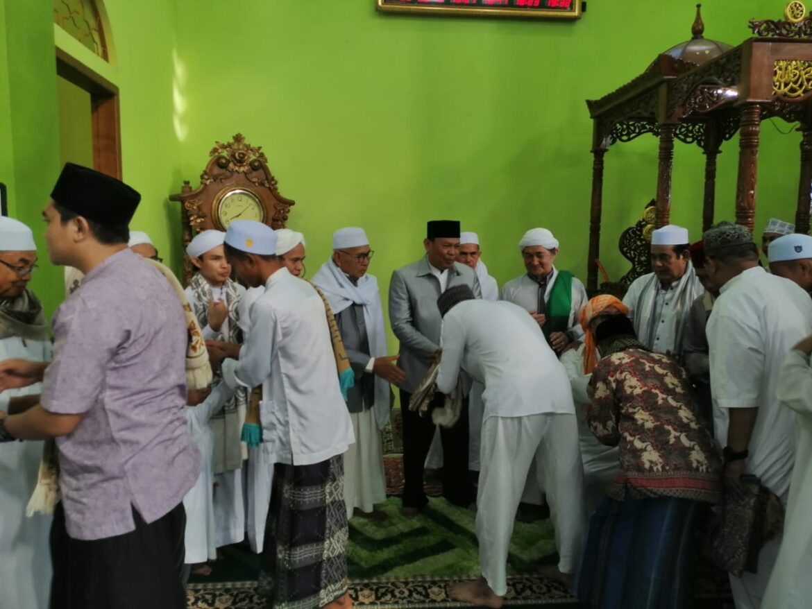 Pj Bupati Barito Kuala Mujiyat dan isteri Suharyanti melaksanakan Shalat Idul Fitri di Mesjid Nurul Anwar Marabahan.