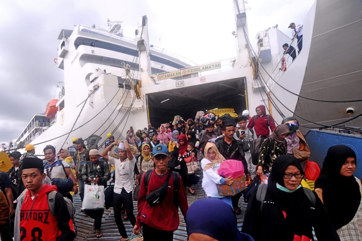 Pemudik asal Provinsi Kalimantan Selatan (Kalsel), tiba di Terminal Penumpang Trisakti Banjarmasin menggunakan Kapal KM Dharma Kartika IX, Rabu (27/4/2023). (foto : iman satria/brt)