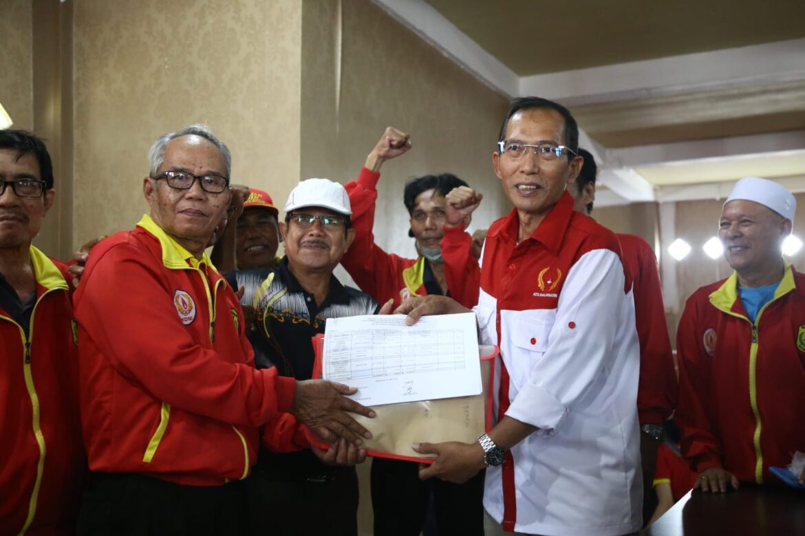 Penyerahkan bonus atlet Banjarmasin peraih medali Pekan Olahraga Provinsi (Porprov) 2022. (foto: ist/brt)