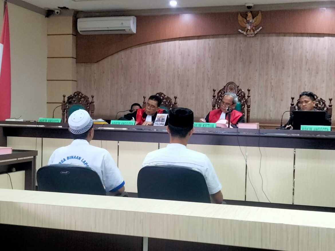 Kedua terdakwa yakni Mirza Azwari yang merupakan Konsultan dan Muhammad Yusuf selaku Direktur CV. Garuda Raisya Kencana sesaat sebelum sidang dimulai.