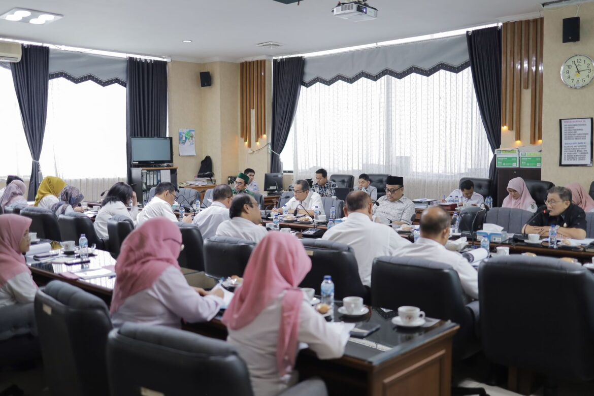 Pansus III DPRD Kalsel menggelar rapat kerja bersama para mitranya.(foto : humasdprdkalsel)
